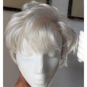 Women's PAULA YOUNG Silver Short Wavy Wig One Size